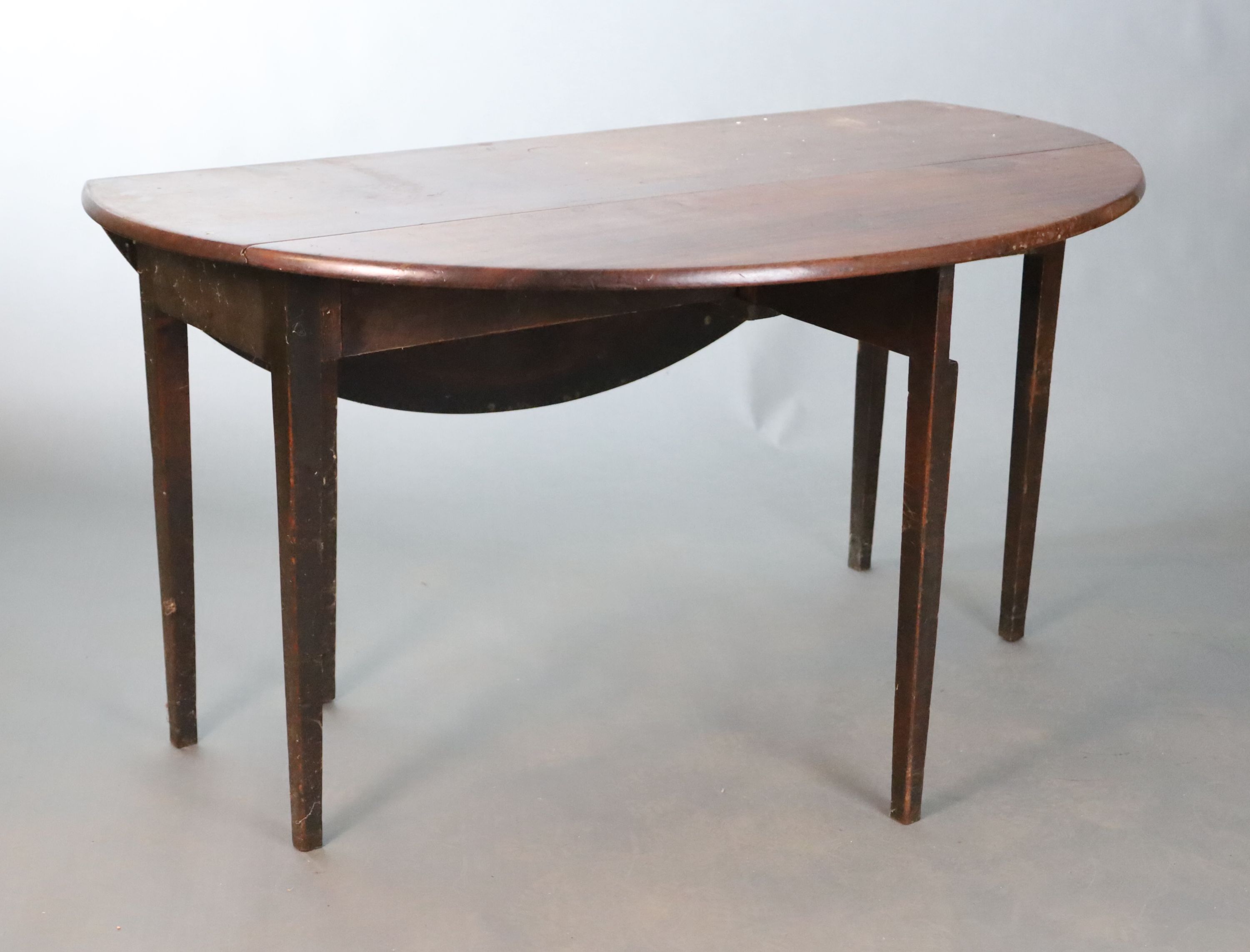 A George III mahogany supper table, W.114.5cm D.139.5cm H.74cm